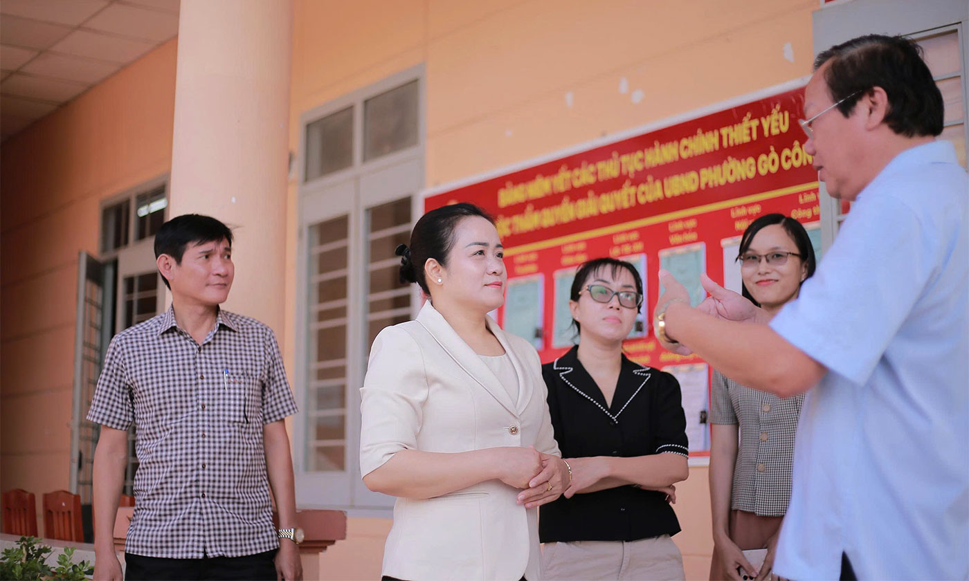 Đồng chí Nguyễn Hải Trâm trao đổi với lãnh đạo phường Gò Công về hoạt động của Trung tâm Phục vụ hành chính công.