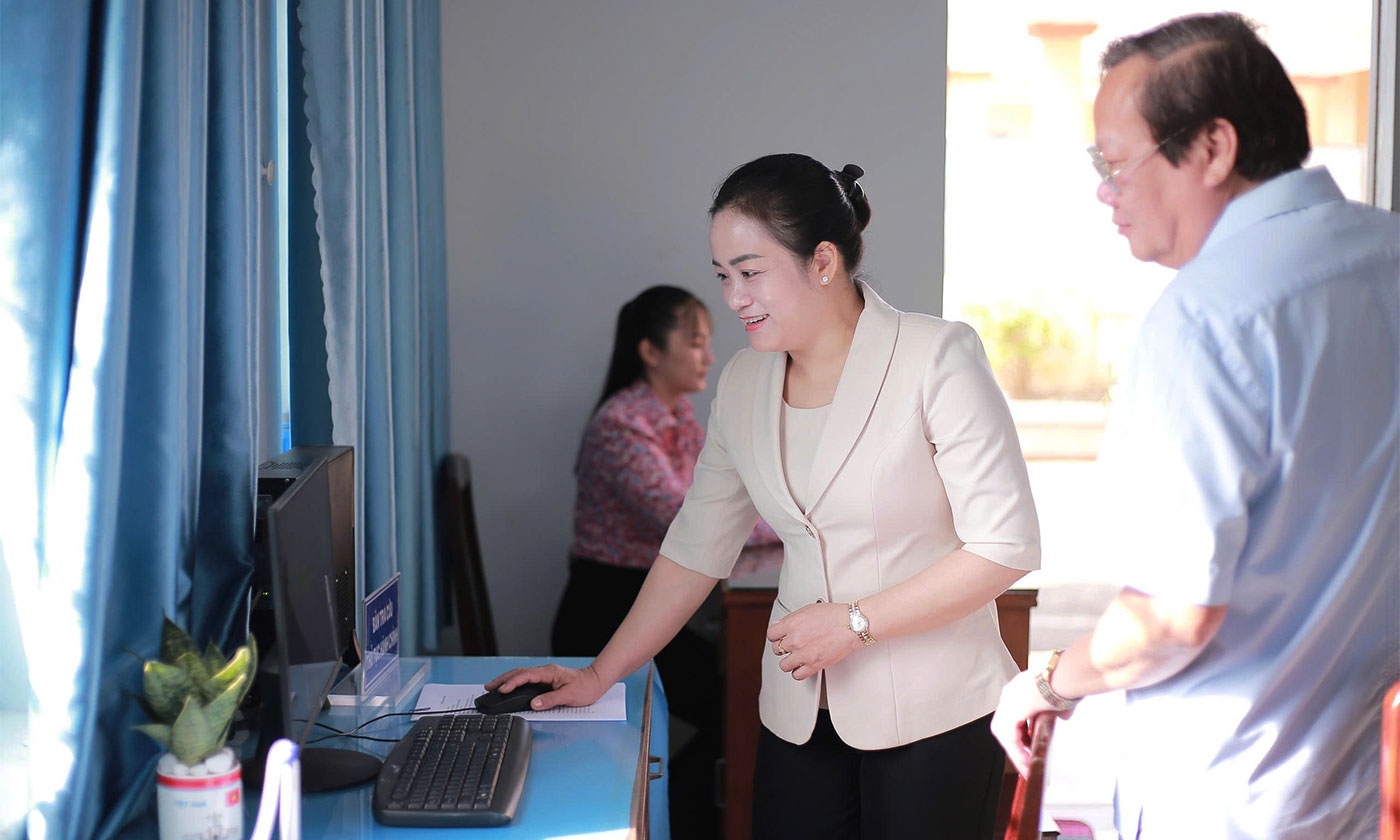 Đồng chí Nguyễn Hải Trâm kiểm tra máy tính trang bị tại Trung tâm Phục vụ hành chính công phường Gò Công.