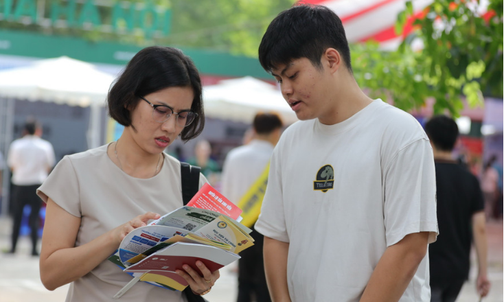 Thí sinh tham dự Ngày hội lựa chọn nguyện vọng xét tuyển 2025 tại Đại học Bách khoa Hà Nội - ngày 19-7..