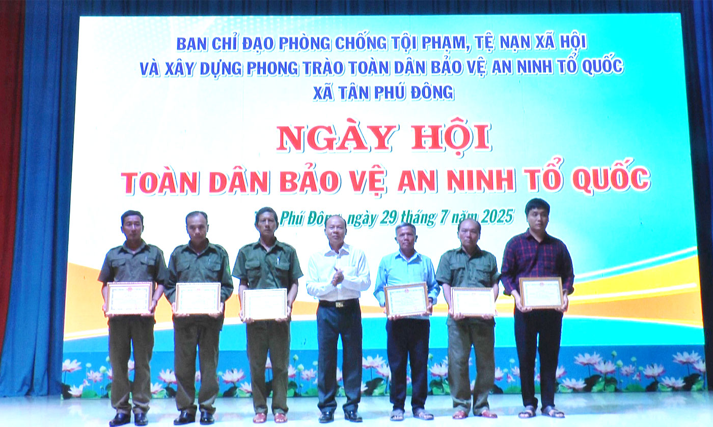 Đồngchí Lê Thanh Đằng trao Giấy khen cho các tập thể đạt thành tích trong phong trào toàn dân BVANTQ.
