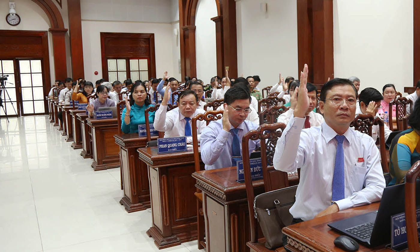 Đại biểu biểu quyết thông qua nghị quyết
