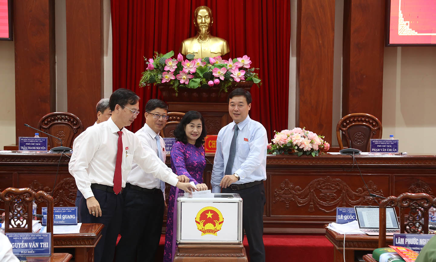 Đại biểu bỏ phiếu bầu chức danh Ủy viên UBND tỉnh.