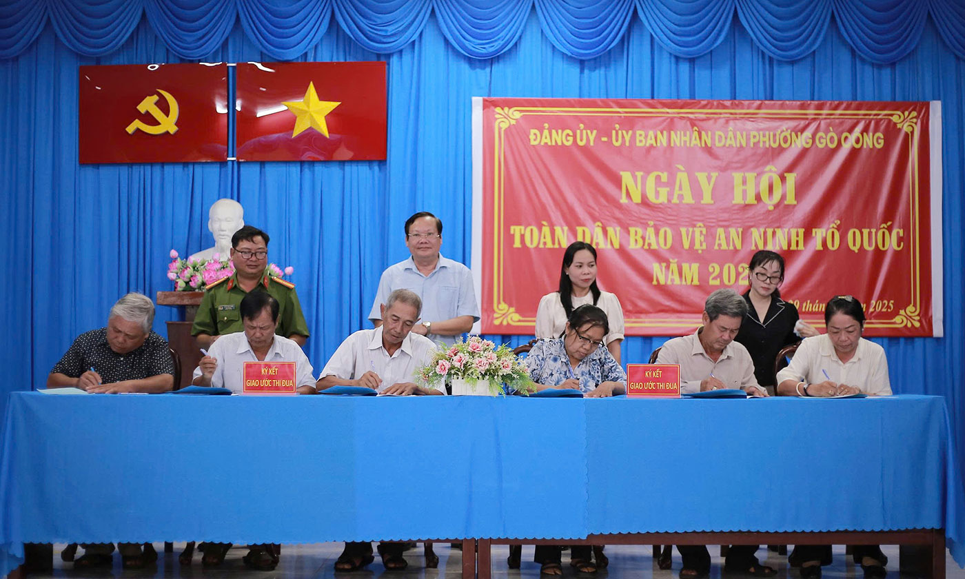 Đại diện 18 khu phố đã tiến hành ký kết giao ước thi đua.
