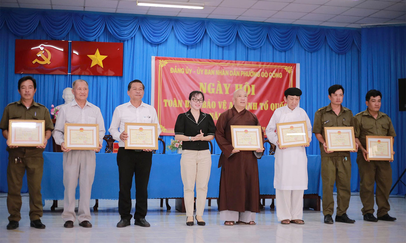 Khen thưởng các tập thể, cá nhân.