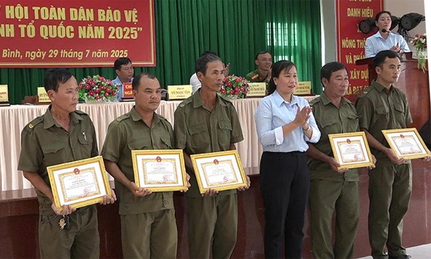Khen thưởng các tập thể,, cá nhân tại buổi lễ