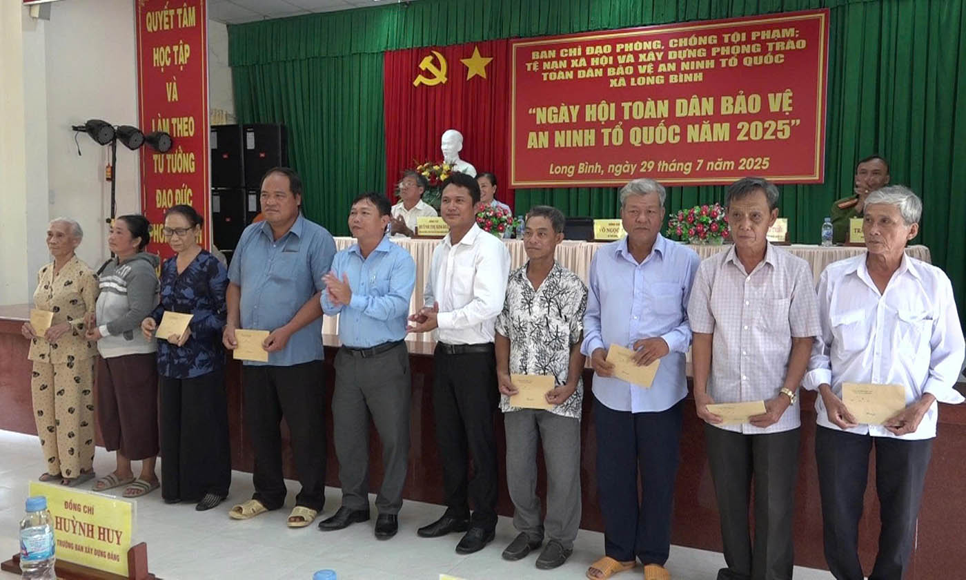 tặng nhiều phần quà cho gia đình chính sách công an, các hộ khó khăn, 