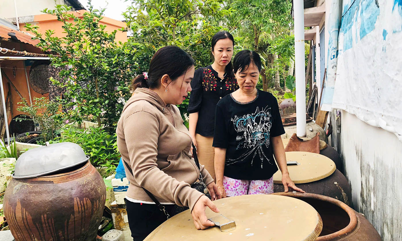 chia thành các nhóm, mỗi nhóm từ 2 – 3 người tiến hành đi đến từng hộ gia đình tập trung kiểm tra các dụng cụ chứa nước, loại bỏ các vật chứa lăng quăng