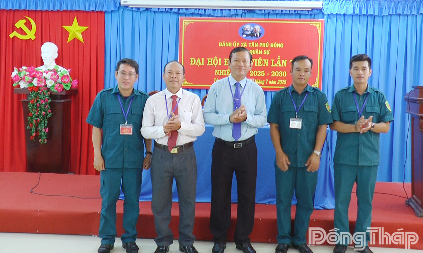 Cấp ủy Chi bộ Quân sự xã nhiệm kỳ 2025-2030 ra mắt đại hội.