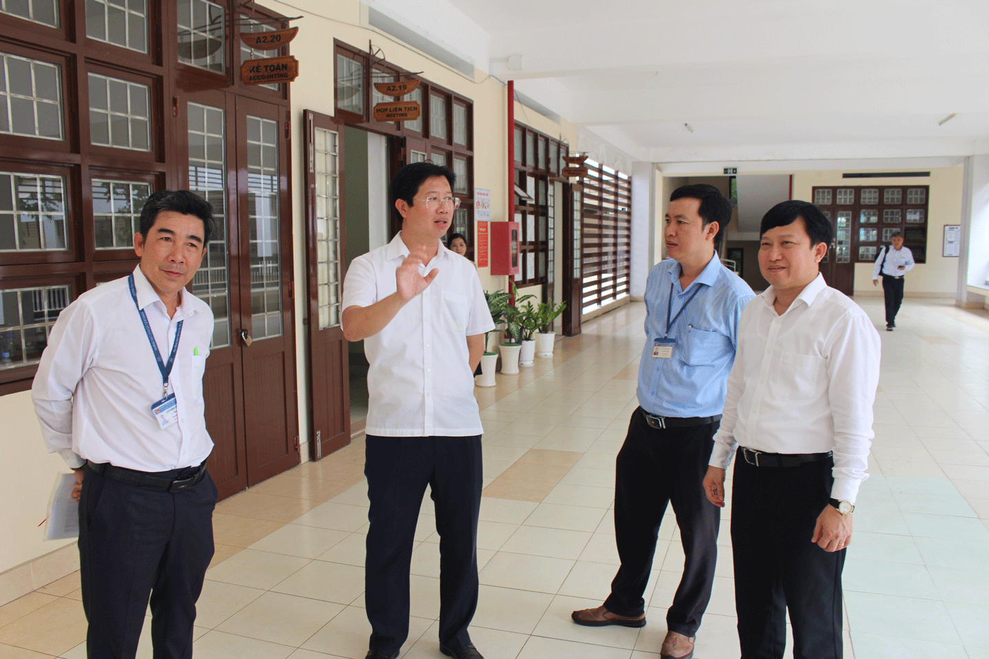 Phó Chủ tịch UBND tỉnh Đồng Tháp Huỳnh Minh Tuấn và đoàn công tác  khảo sát tại Trường THPT Chuyên Tiền Giang. 