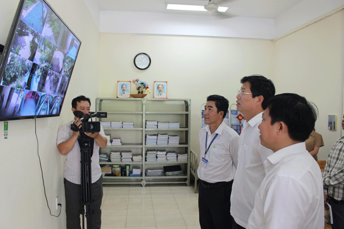 phó Chủ tịch UBND tỉnh Huỳnh Minh Tuấn biểu dương những nỗ lực của tập thể sư phạm Trường THPT Chuyên Tiền Giang trong thời gian công tác đào tạo nguồn nhân lực mũi nhọn cho tỉnh.