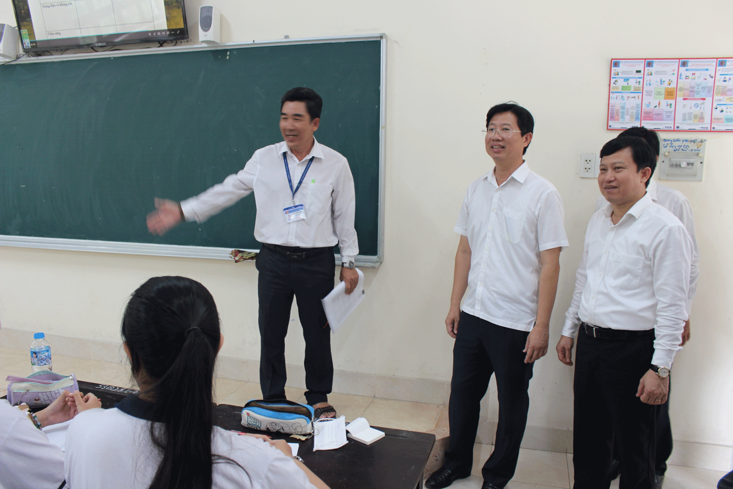 Phó Chủ tịch UBND tỉnh Huỳnh Minh Tuấn thăm lớp bồi dưỡng học sinh giỏi của Trường THPT Chuyên Tiền Giang. 
