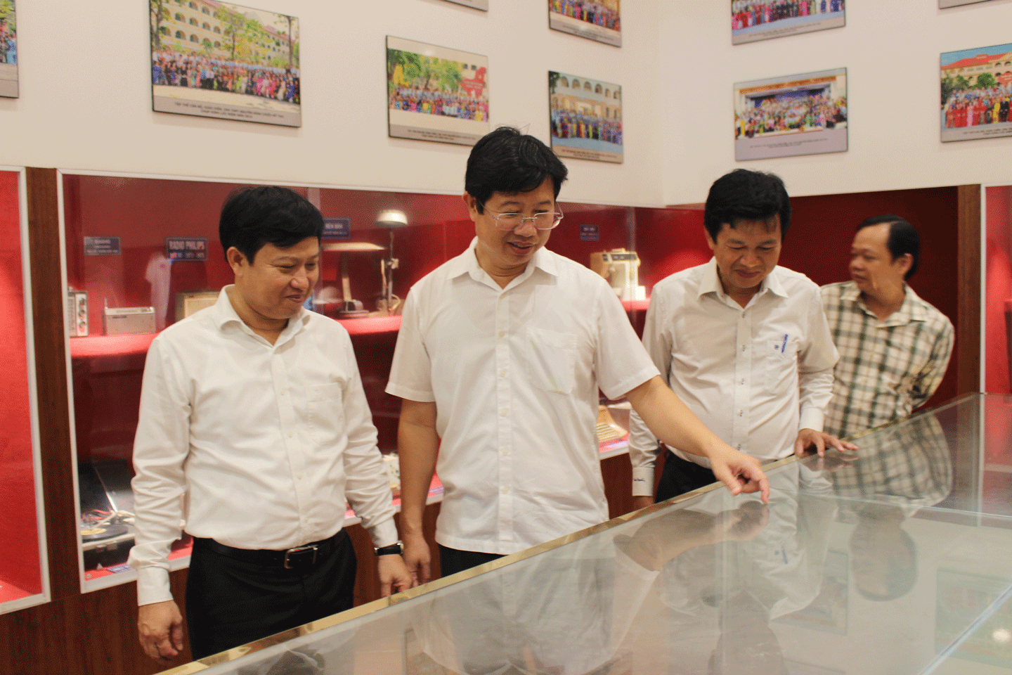 Đoàn công tác tham quan Nhà truyền thống Trường THPT Nguyễn Đình Chiểu. 