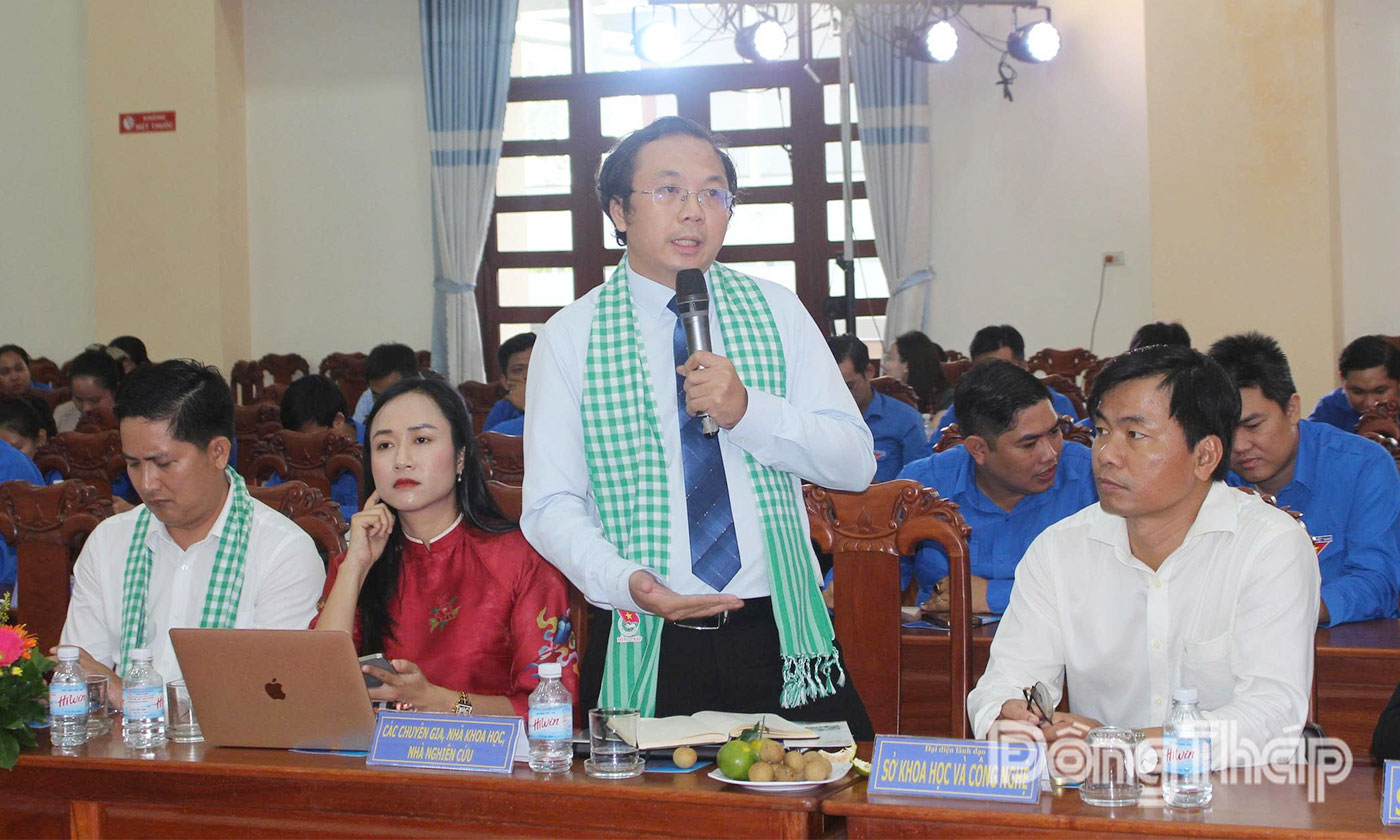 Các đại biểu phát biểu tham luận, thảo luận tại tọa đàm.