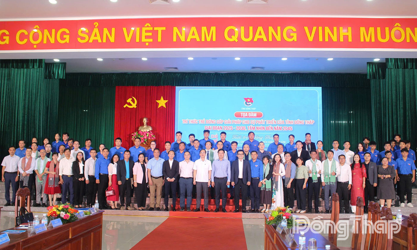 Lãnh đạo tỉnh và các đại biểu chụp hình lưu niệm tại tọa đàm. 