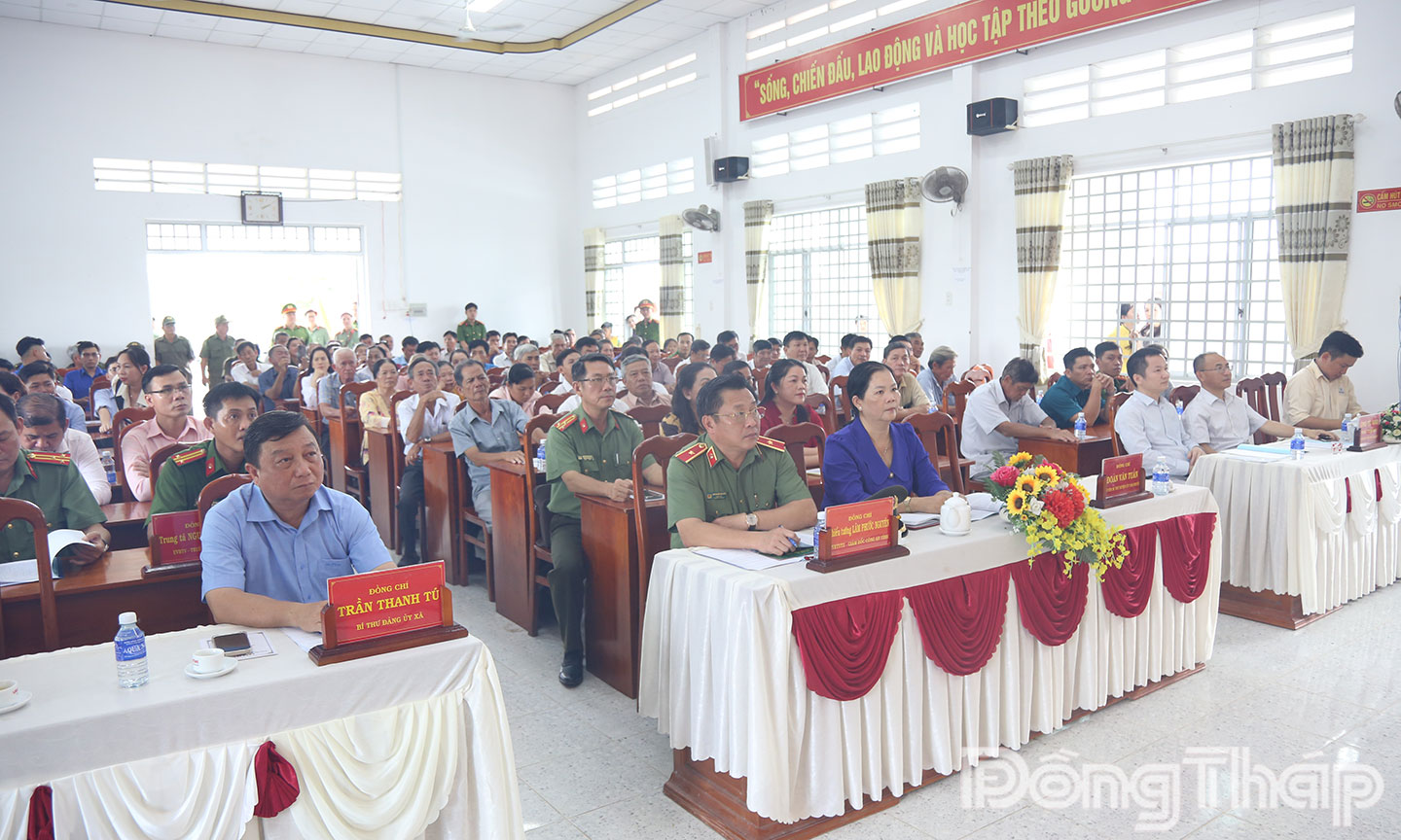 Các đại biểu về tham dự buổi lễ.