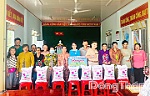 Trao quà cho hội viên phụ nữ thuộc diện hộ nghèo, cận nghèo, có hoàn cảnh khó khăn
