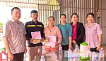 Trao tiền hỗ trợ đột xuất cho 2 hộ gia đình có nhà bị cháy