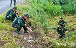 Đồng Tháp: Cán bộ, chiến sĩ ra quân phát quang, dọn dẹp vệ sinh môi trường