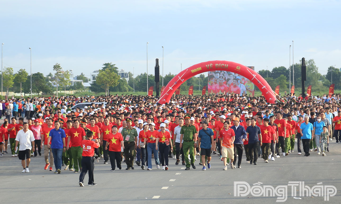 Hơn 3.600 người tham gia sự kiện 'Cùng Việt Nam tiến bước' tại Đồng Tháp