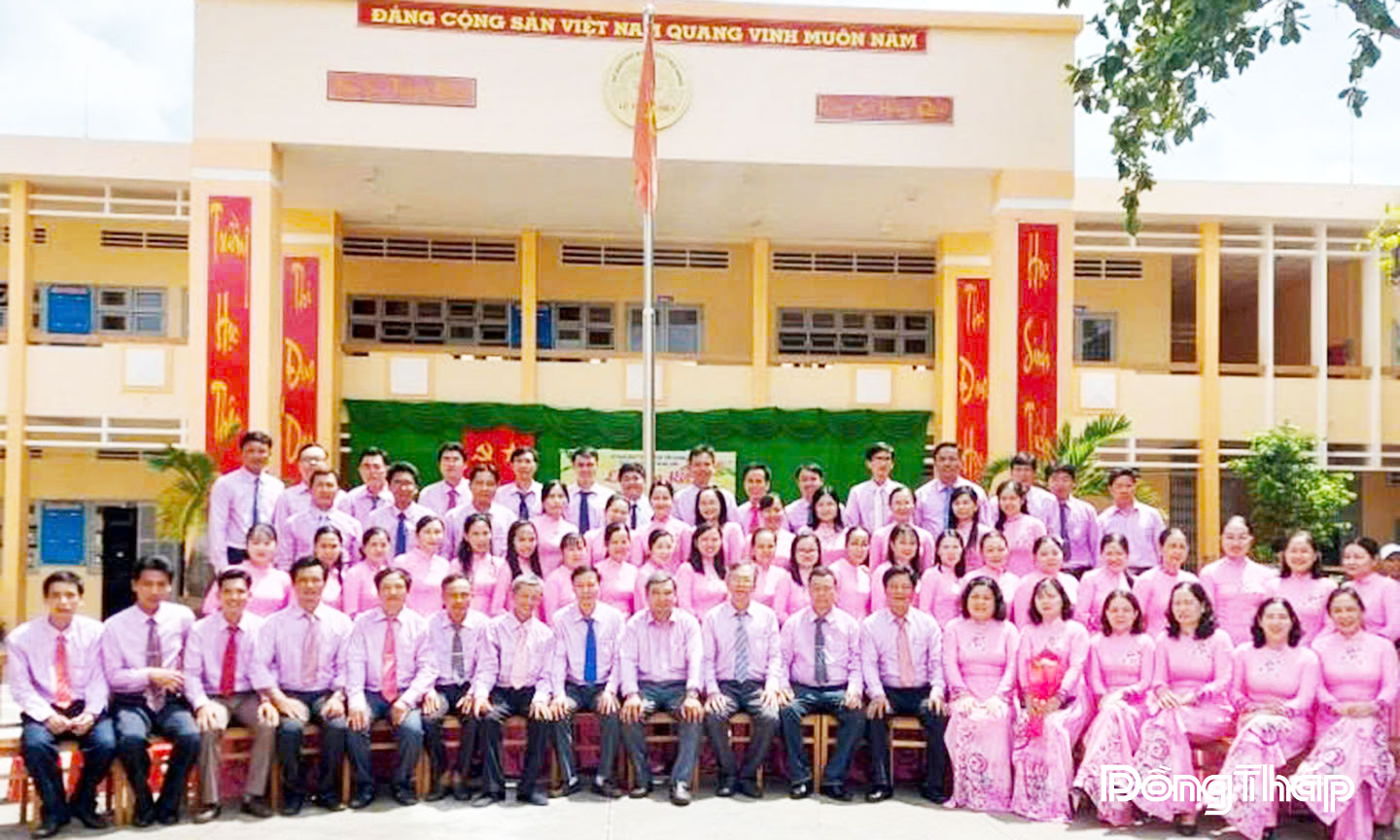 Hội đồng sư phạm nhà trường chụp ảnh lưu niệm tại Lễ khai giảng năm học mới.