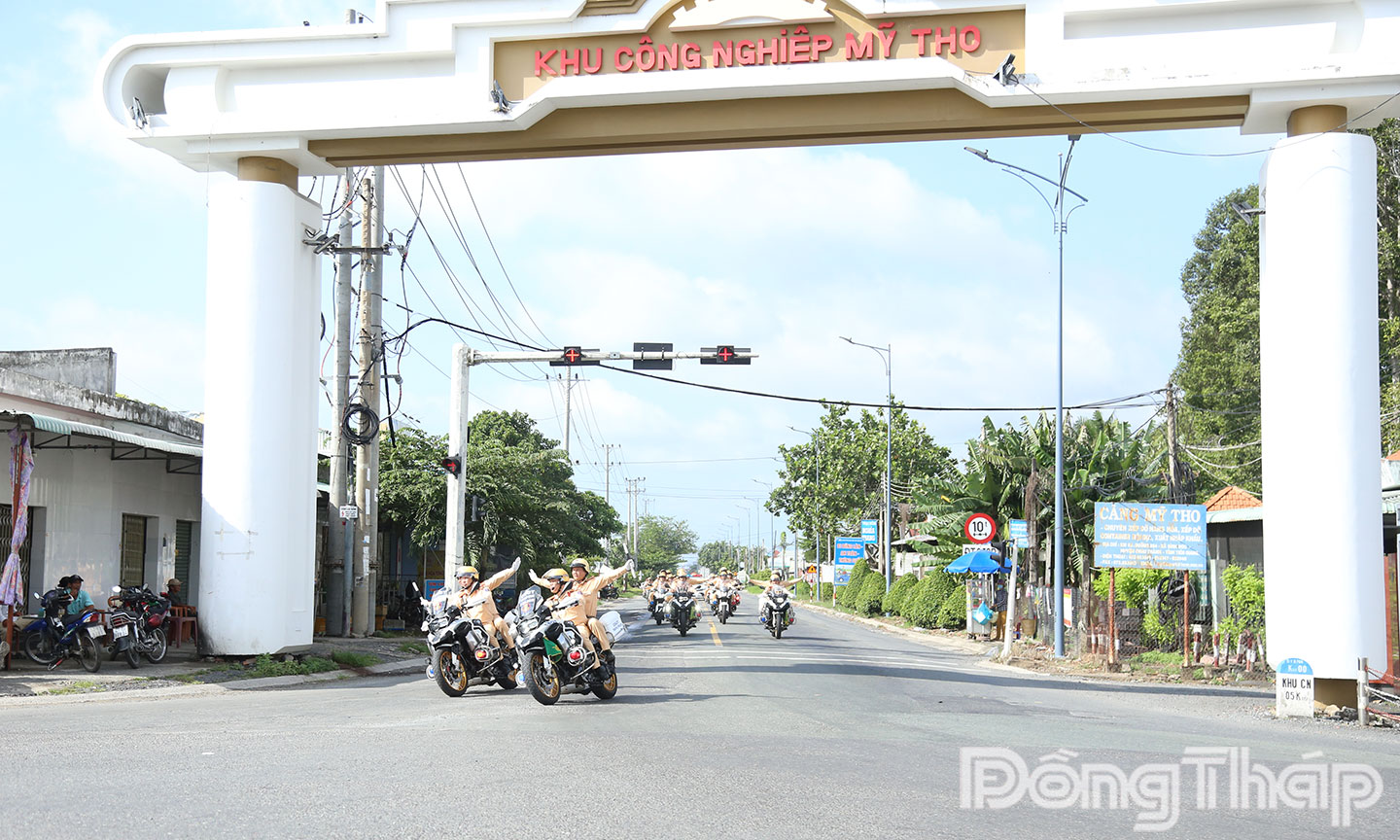 Sau lễ phát động, các lực lượng Công an diễu hành qua các tuyến đường.