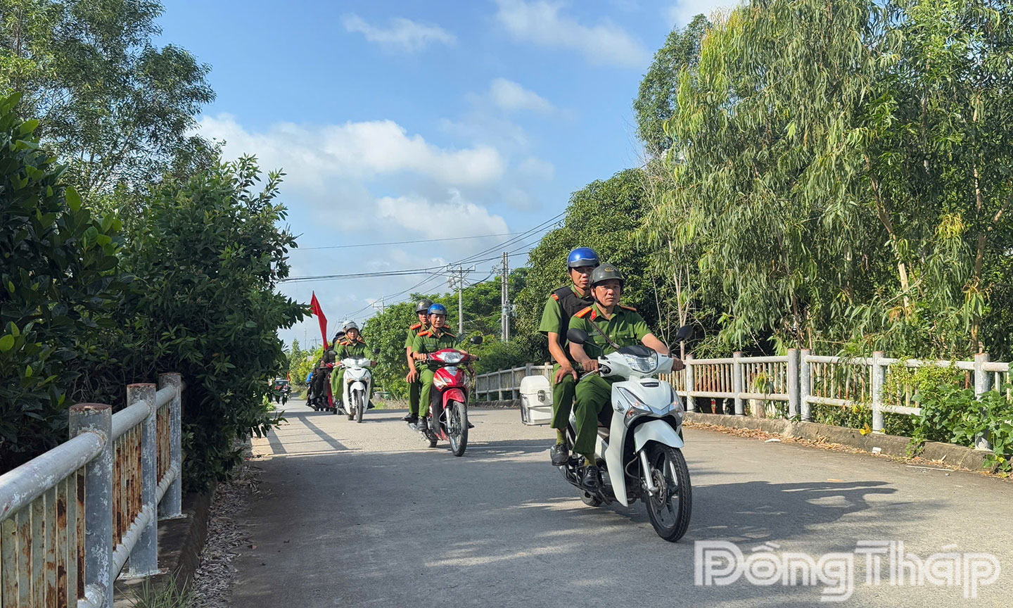 Công an xã ra quân tuần tra trên các tuyến đường.