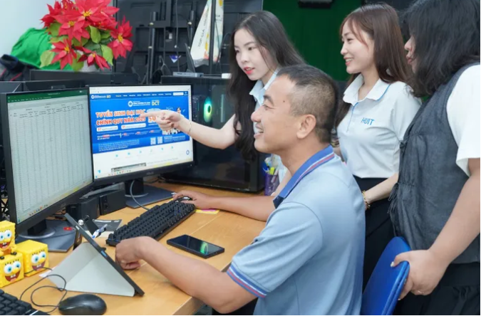 Cán bộ kỹ thuật Trường ĐH Công thương TPHCM chạy thử phần mềm lọc ảo và xét tuyển.