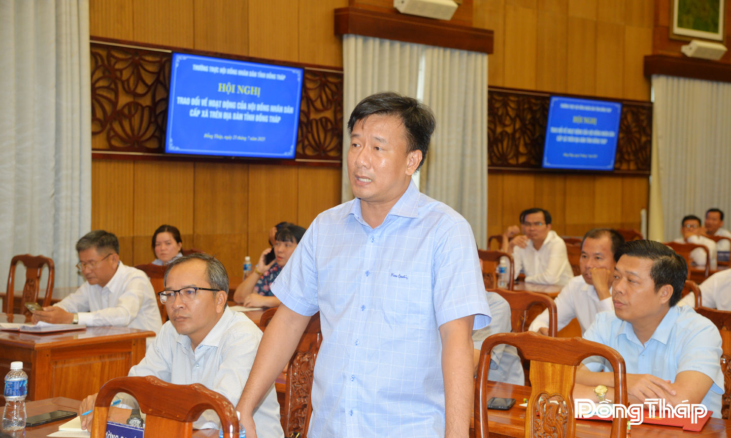 Lãnh đạo HĐND cấp xã phát biểu tại hội nghị.
