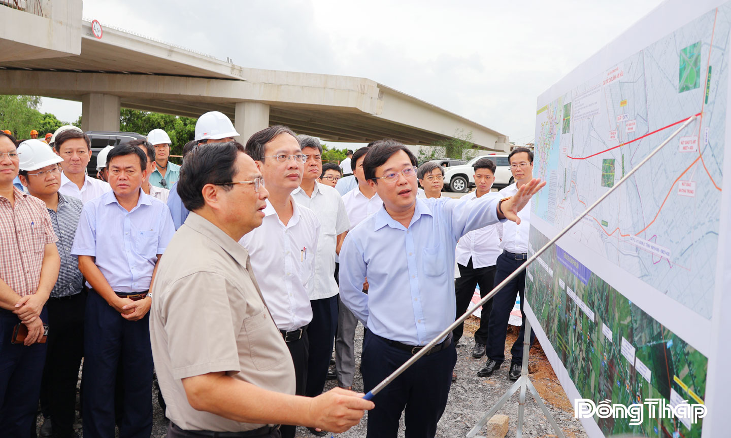 Thủ tướng Chính phủ Phạm Minh Chính khảo sát thực tế tiến độ thi công công trình cao tốc Cao Lãnh - An Hữu