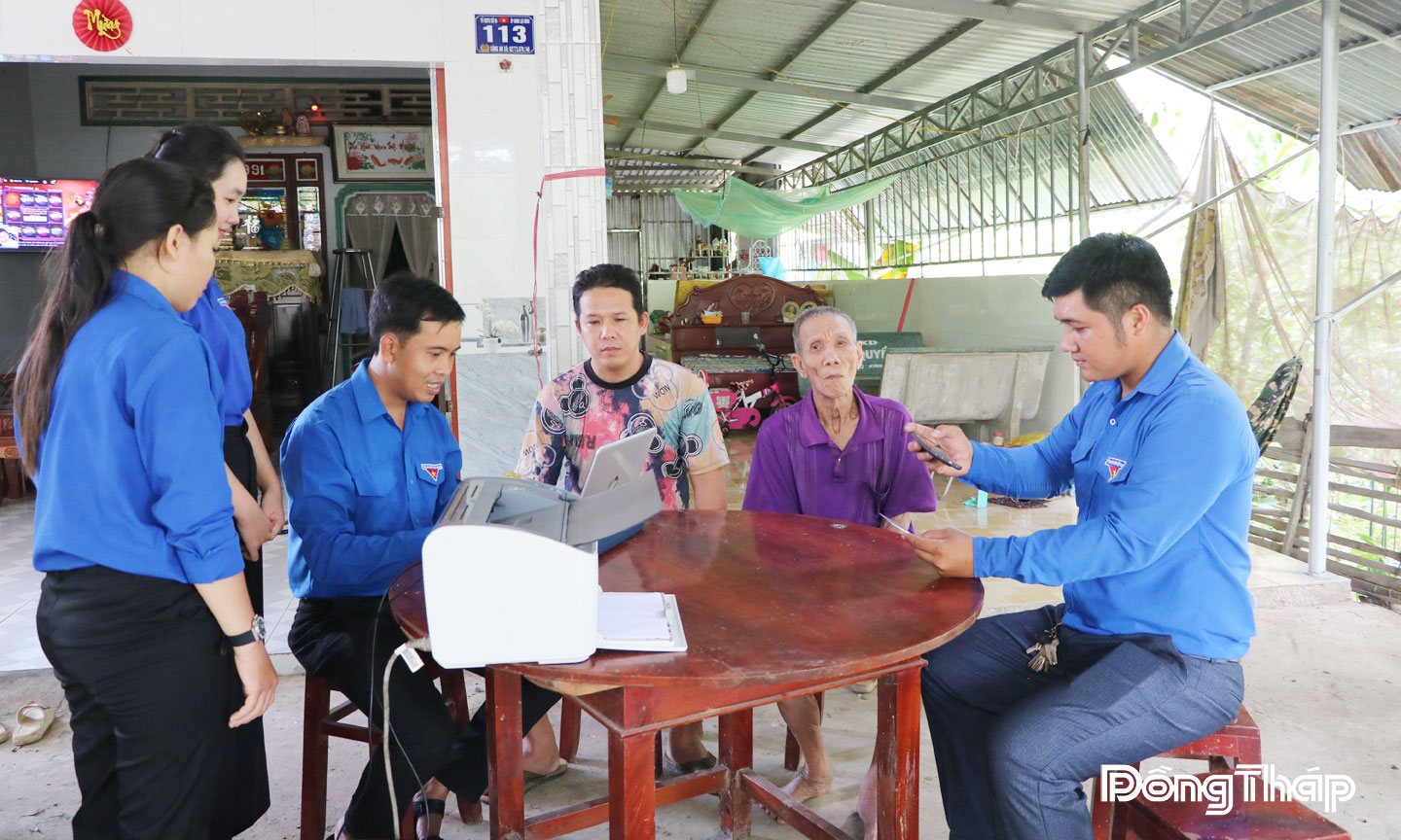 Đoàn viên, thanh niên thuộc Đội hình Bình dân học vụ số xã Tân Khánh Trung đến nhà hỗ trợ  ông Lê Trường Sơn thực hiện thủ tục đăng ký hưởng trợ cấp xã hội theo quy định.