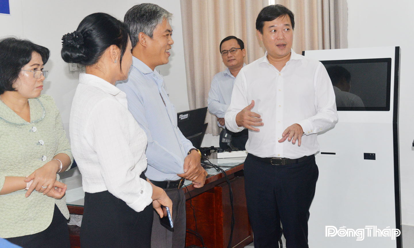 Đồng chí Lê Quốc Phong, Ủy viên Ban Chấp hành Trung ương Đảng, Bí thư Tỉnh ủy, Trưởng Đoàn đại biểu Quốc hội  tỉnh Đồng Tháp kiểm tra công tác vận hành Trung tâm Phục vụ hành chính công phường Mỹ Tho.