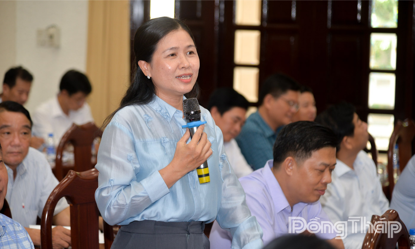 Lãnh đạo các xã, phường mạnh đạn trao đổi, chia sẻ trong lãnh đạo, điều hành.