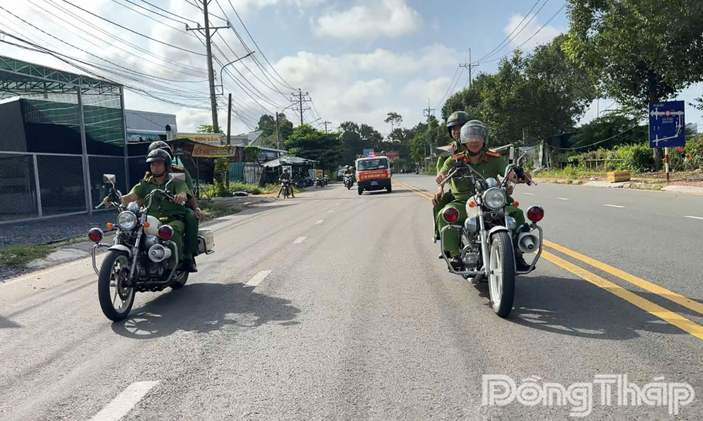 Công an phường Sa Đéc tuần tra trên các tuyến đường.