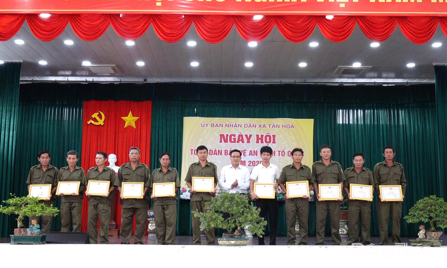 UBND xã Tân Hòa tặng Giấy khen cho 3 tập thể và 10 cá nhân có thành tích xuất sắc trong phong trào toàn dân bảo vệ ANTQ năm 2025