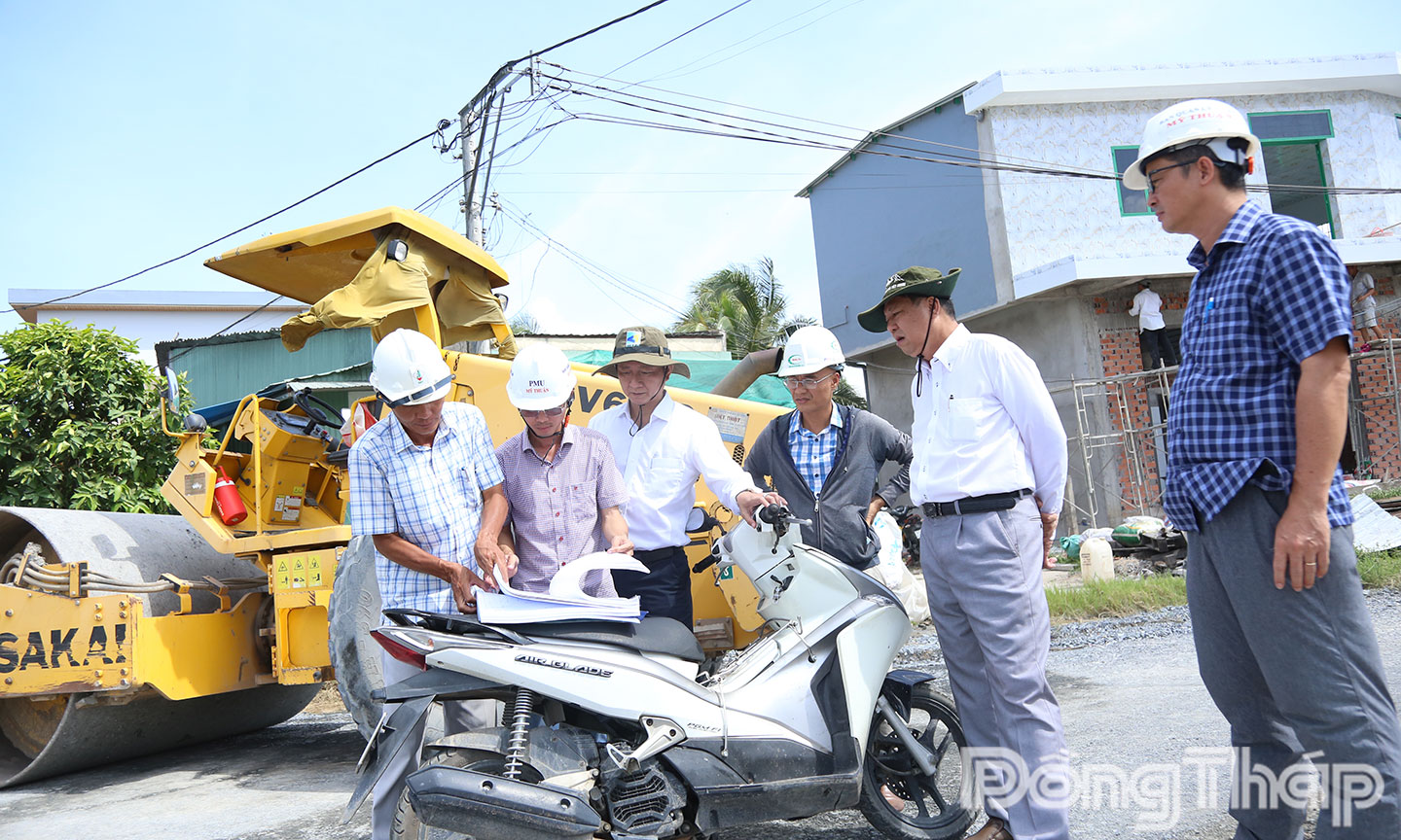 Lãnh đạo Sở Xây dựng Đồng tháp kiểm tra, khảo sát các điểm trên đường dẫn lên cầu.