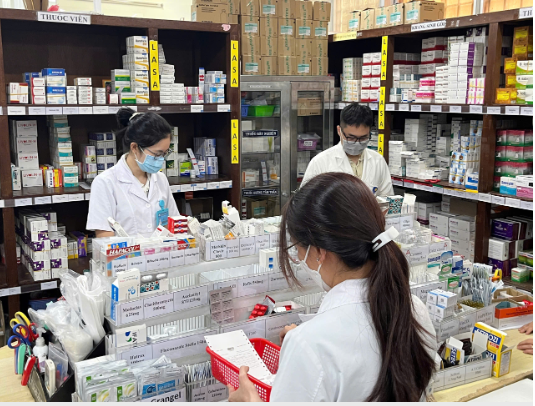 Các cơ sở khám chữa bệnh chủ động lập danh sách các thuốc chữa bệnh thiết yếu cho nhân dân, kịp thời lên kế hoạch, đặt hàng và mua sắm bổ sung, dự trữ, đảm bảo có đủ thuốc phục vụ các tình huống y tế bị ảnh hưởng do bão, lũ, dịch bệnh.