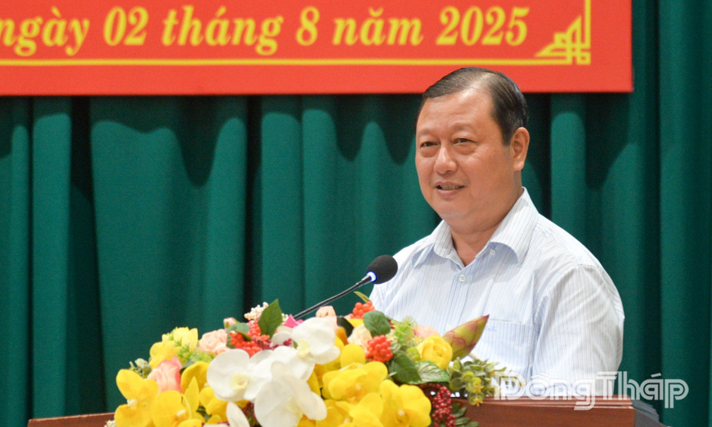 Đồng chí Phan Phùng Phú, Uỷ viên Ban Thường vụ Tỉnh uỷ, Bí thư Đảng ủy, Chủ tịch HĐND phường Mỹ Phước Tây đóng góp ý kiến tại phần thảo luận.