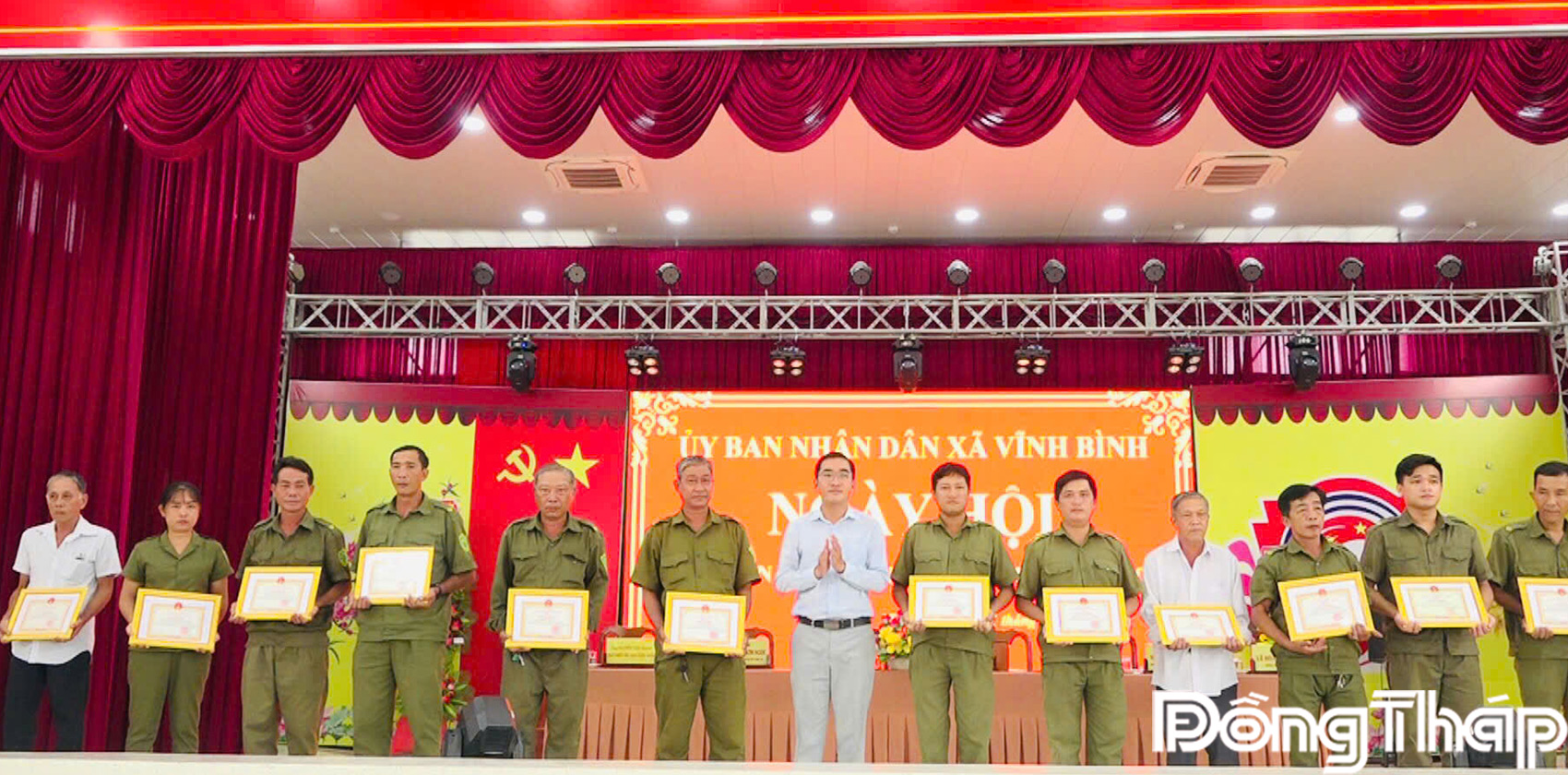 Khen thưởng các tập thể, cá nhân tại hội nghị
