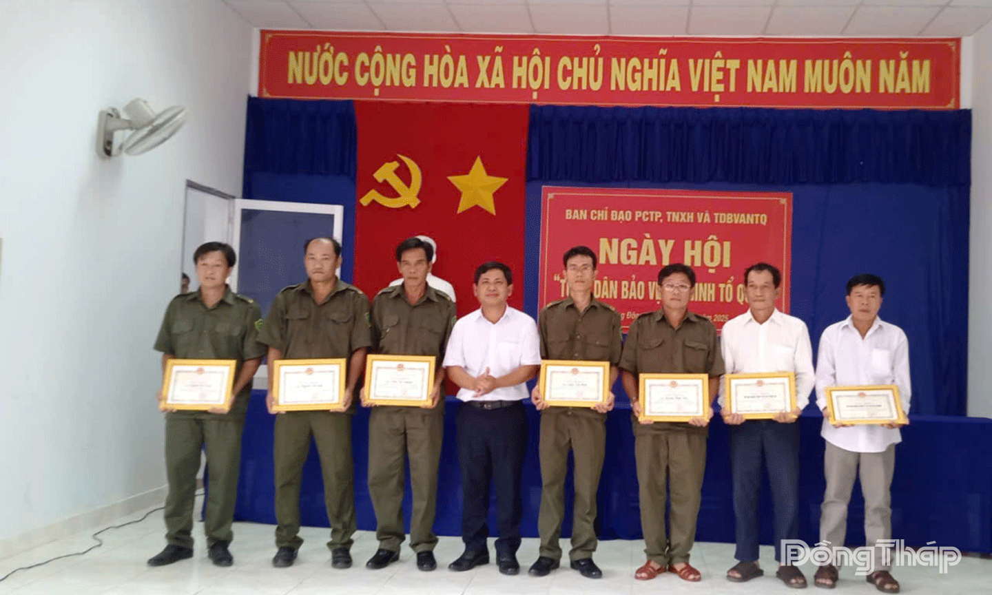 UBND xã Gò Công Đông tặng giấy khen cho 5 tập thể và 2 cá nhân có thành tích tiêu biểu trong phong trào ‘ Toàn dân bảo vệ an ninh tổ quốc” năm 2025.