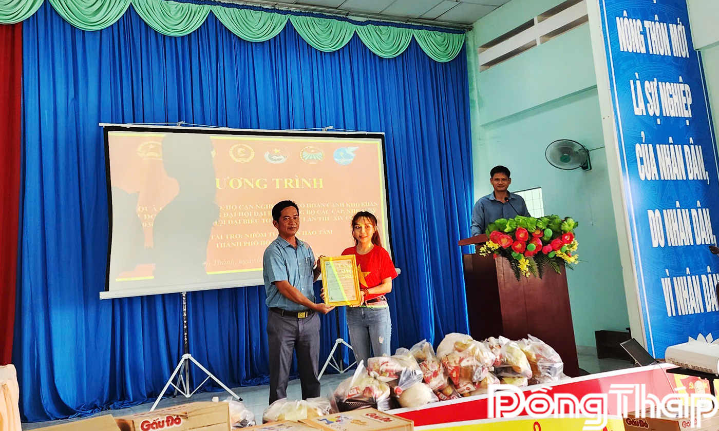 Đồng chí Dương Hoàng Lai trao thư cảm ơn cho đơn vị tài trợ