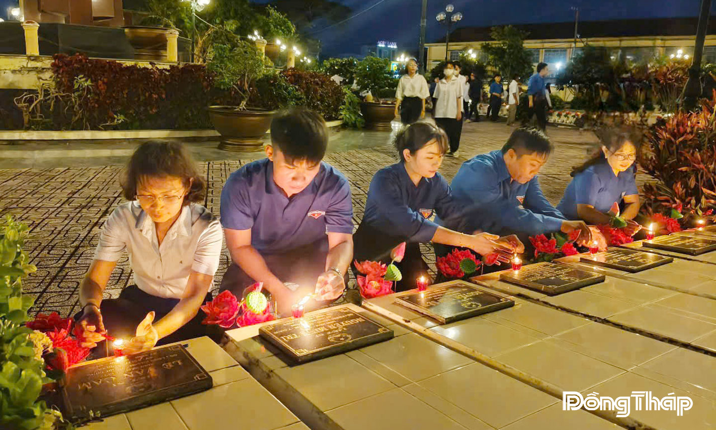 Đoàn viên, thanh niên xã Tân Đông tổ chức chăm sóc, dọn vệ sinh nhà bia  liệt sĩ, thắp nến tri ân...