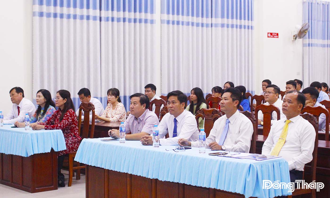Các đại biểu tham dự buổi lễ.