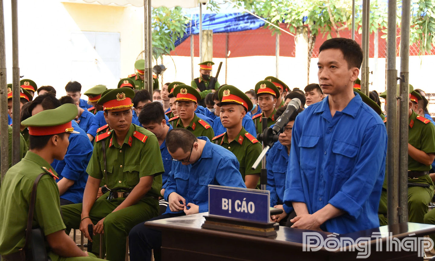 Các bị cáo tại phiên toà xét xủ.