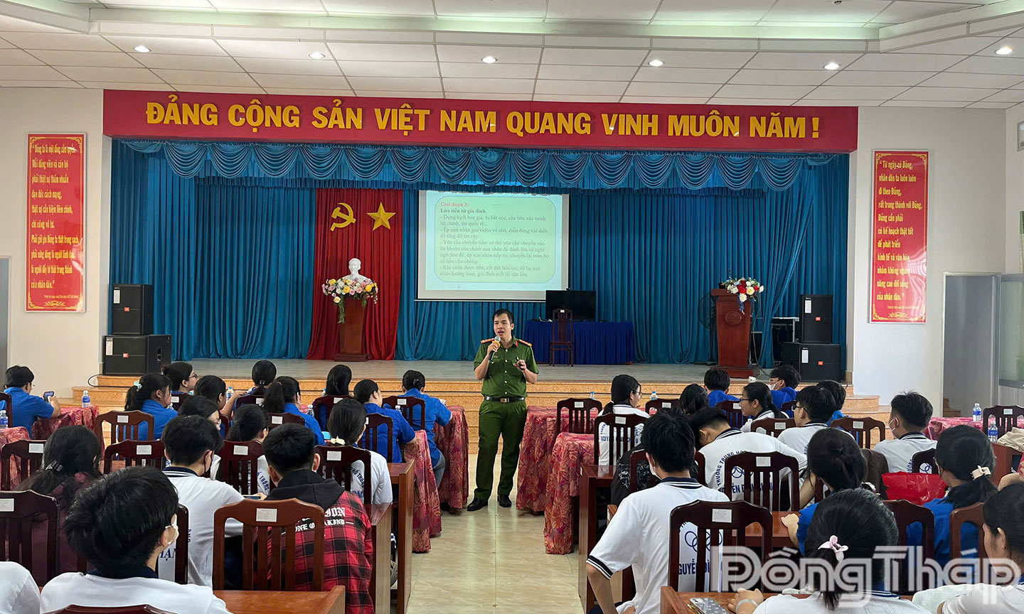Đồng chí Đại úy Huỳnh Bá Thảo – Phó bí thư Đoàn Thanh niên phường Đạo Thạnh tuyên truyền cho các em học sinh.