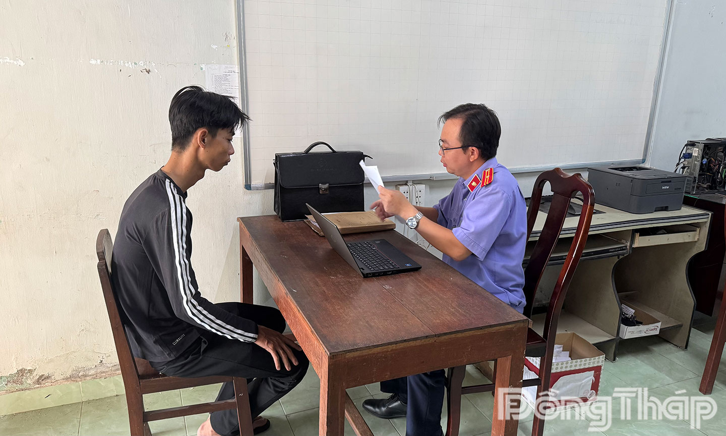 Kiểm sát viên lấy lời khai đối tượng trộm tài sản.