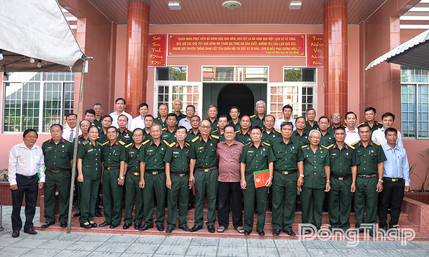 Đại biểu chụp ảnh lưu niệm cùng Ban Chấp hành Hội Cựu chiến binh tỉnh Đồng Tháp.