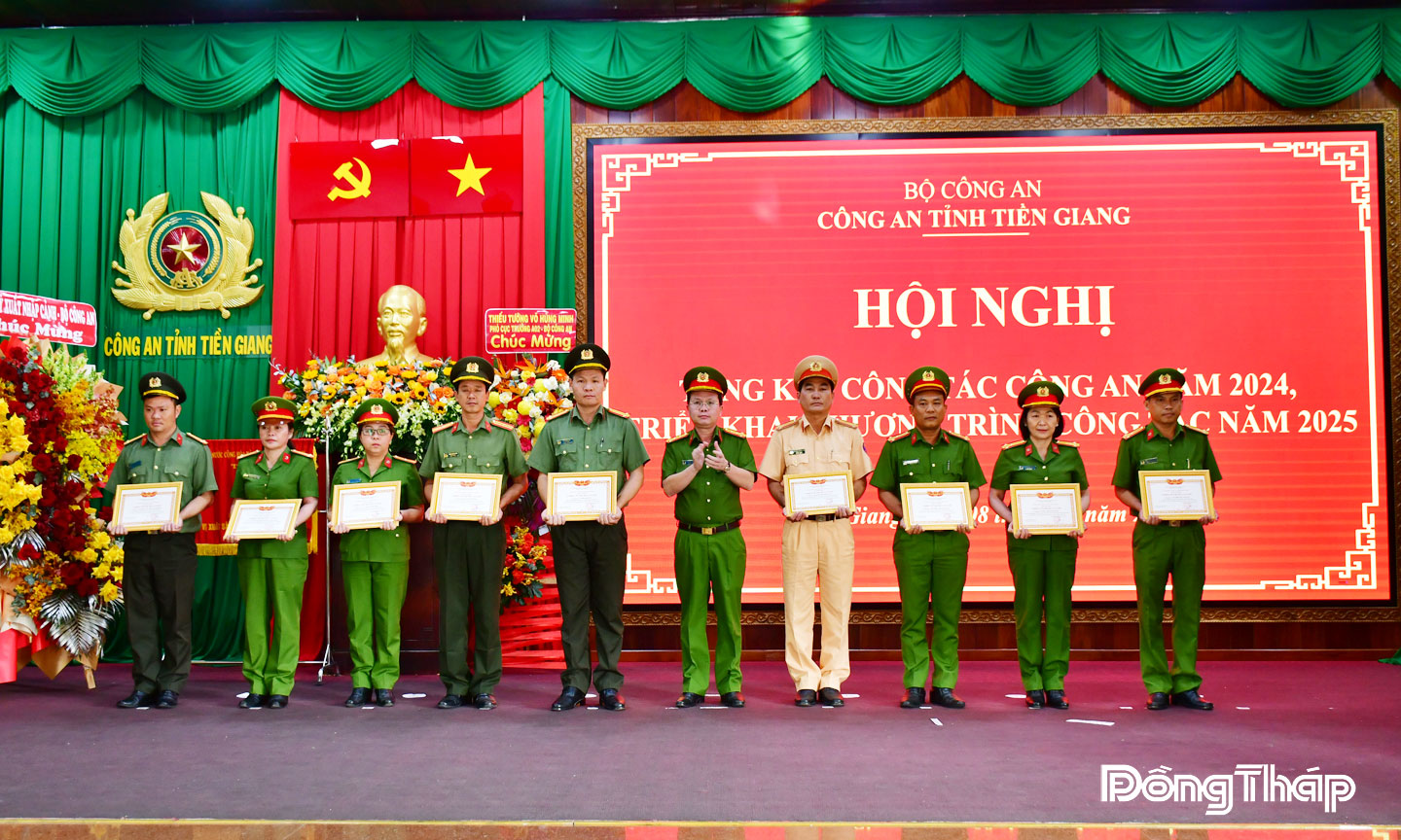 Thượng tá Võ Phương Thuận nhận Quyết định công nhận Chiến sĩ thi đua  cơ sở năm 2024 tại Hội nghị tổng kết công tác Công an năm 2024.
