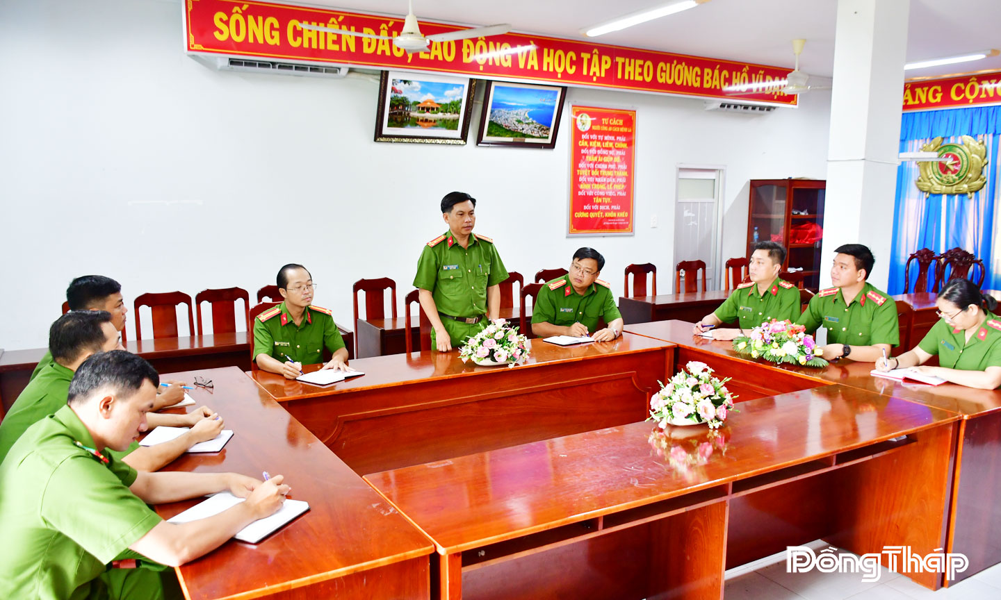 Thượng tá Võ Phương Thuận chủ trì một cuộc họp chuyên môn. Ảnh Đặng Thanh