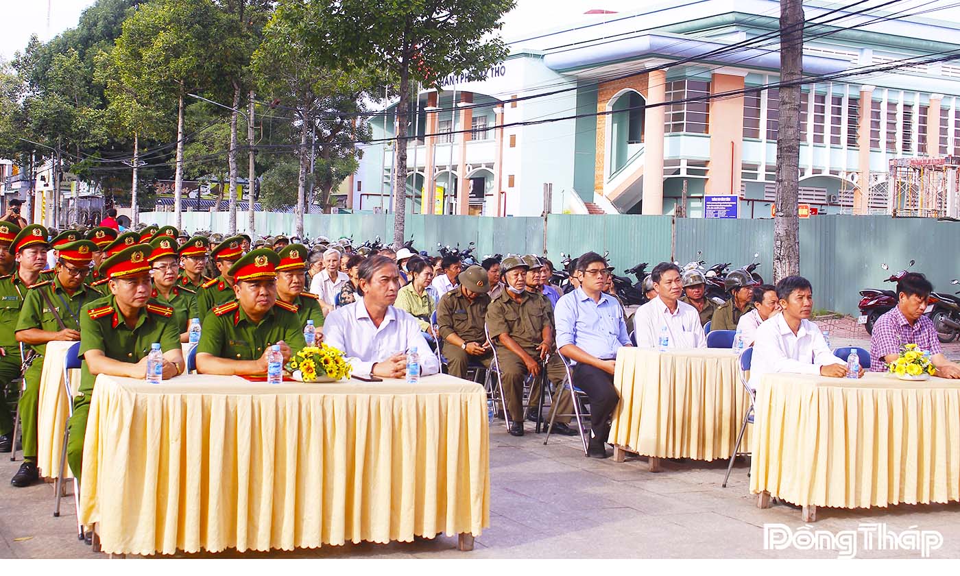 Các đại biểu tham dự buổi lễ.