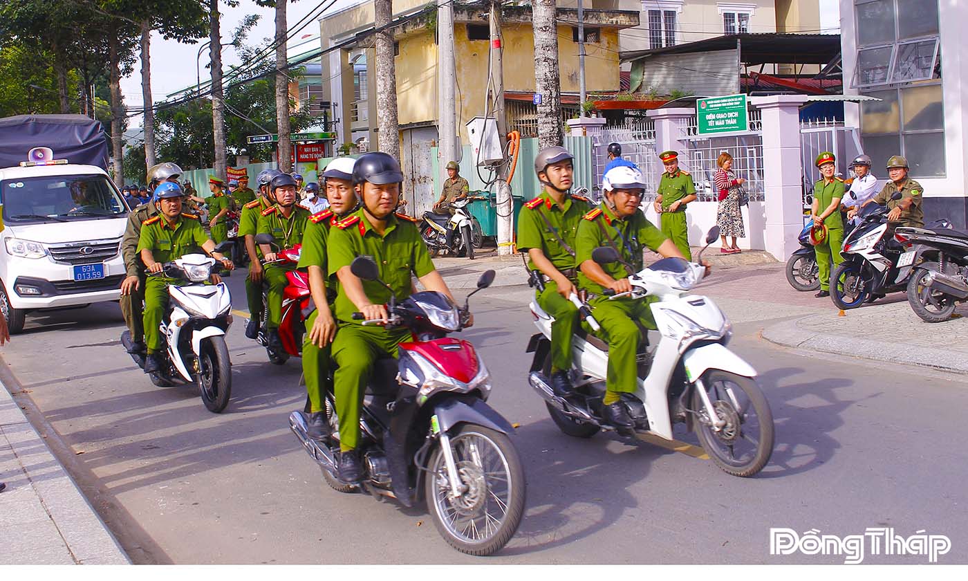 Ban An toàn giao thông phường tham gia đoàn ra quân trên các tuyến đường phường Đạo Thạnh.